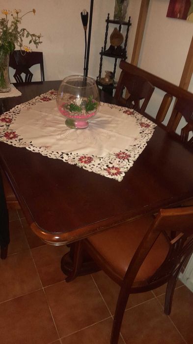 Vendo mesa com 6 cadeiras em bom estado de cerejeira maciça.