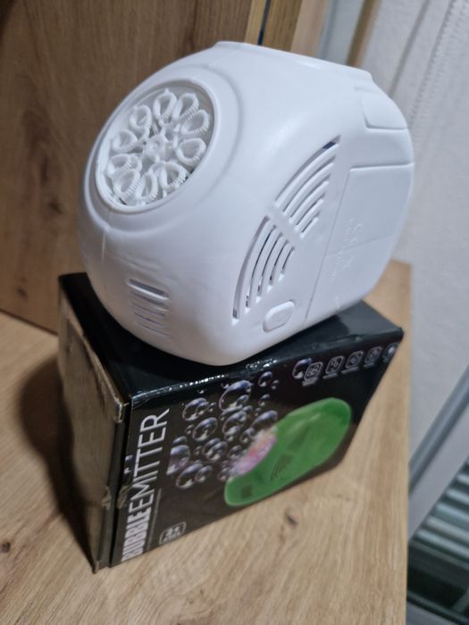 Máquina de fazer bolhas de sabão.  Nova