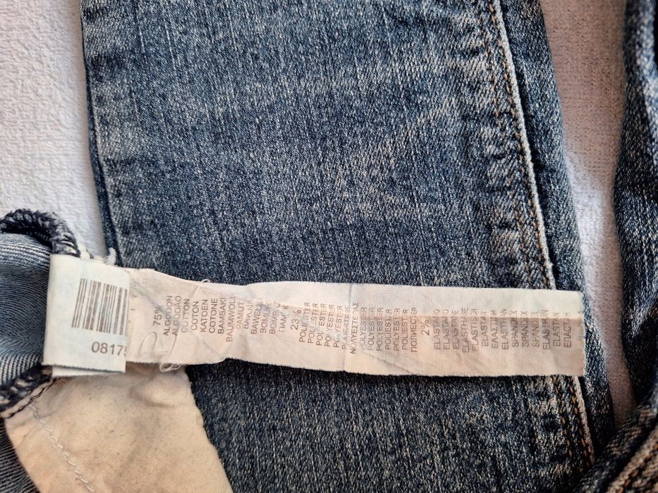 Damska dziewczęce dżinsy z rozdarciami.