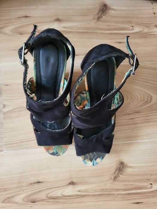 Sandały na koturnie