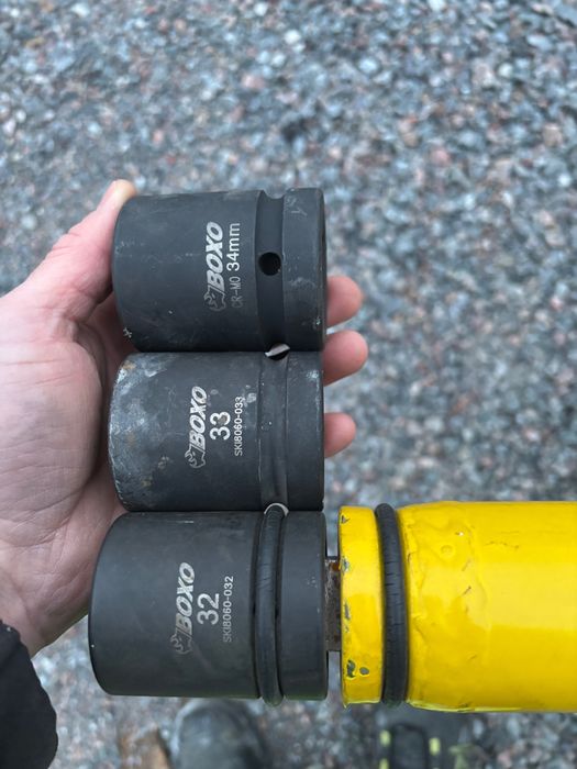 Klucz elektryczny do odkręcania i zakręcania kół