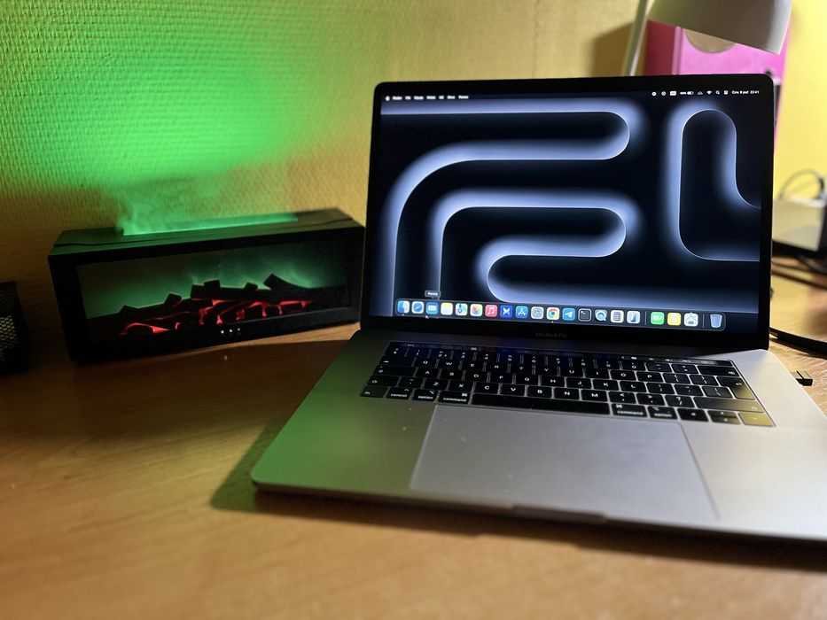 MacBook Pro 15” (2018) — i7 / 16GB RAM / SSD + ładowarka