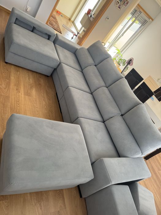 Sofá azul con deslizantes