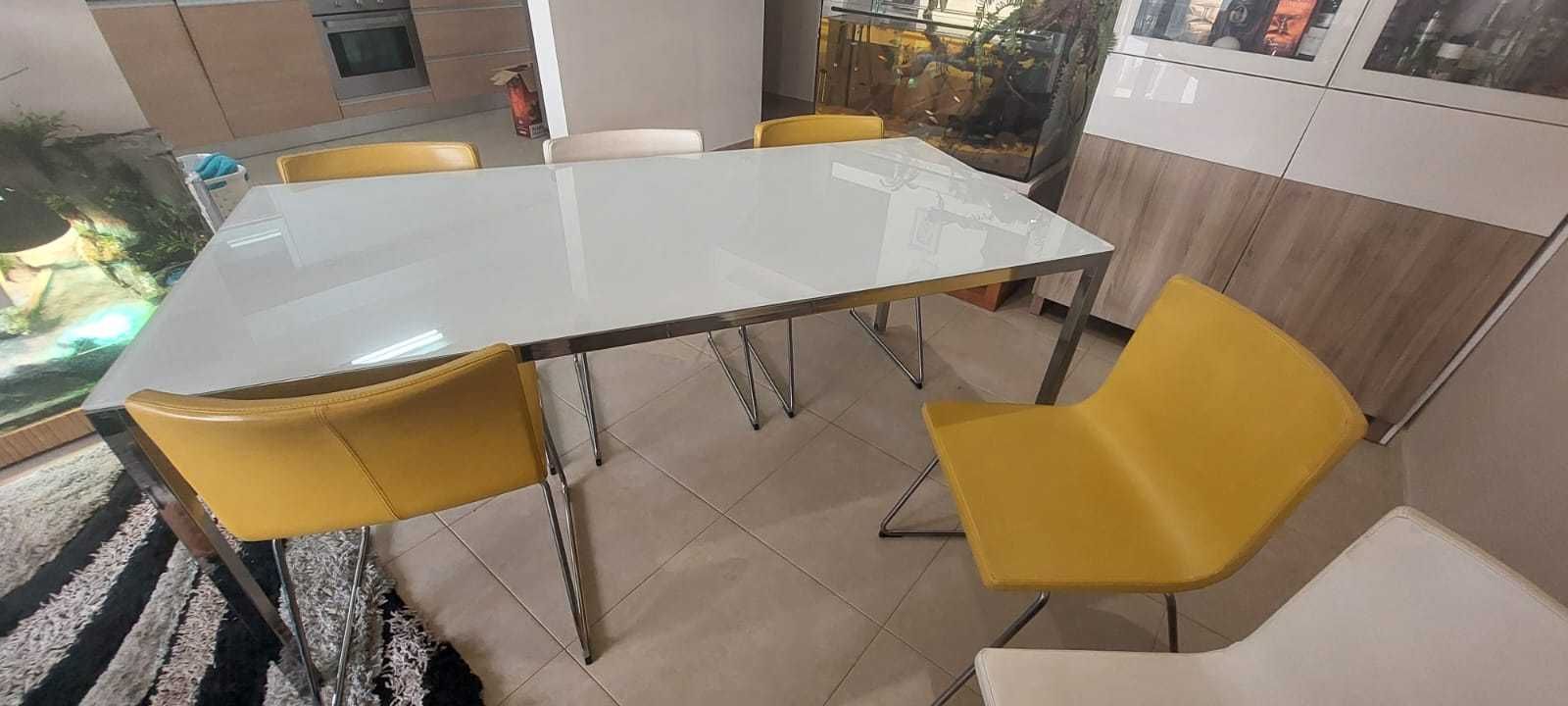 Moderno conjunto mesa de jantar e cadeiras