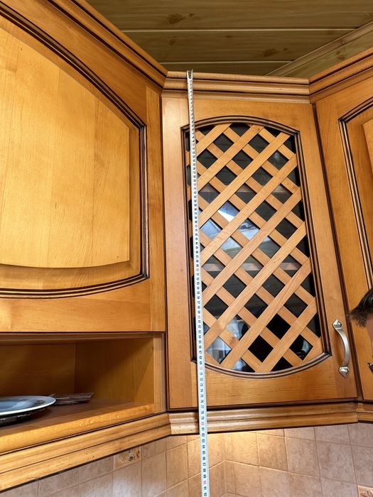 Kuchnia rustykalna z drewnianymi frontami