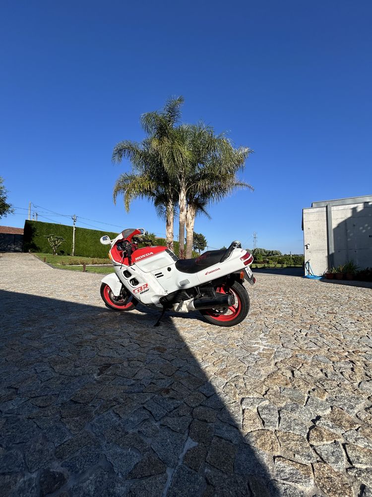 Honda CBR 1000F SC21 – Clássica de 1987