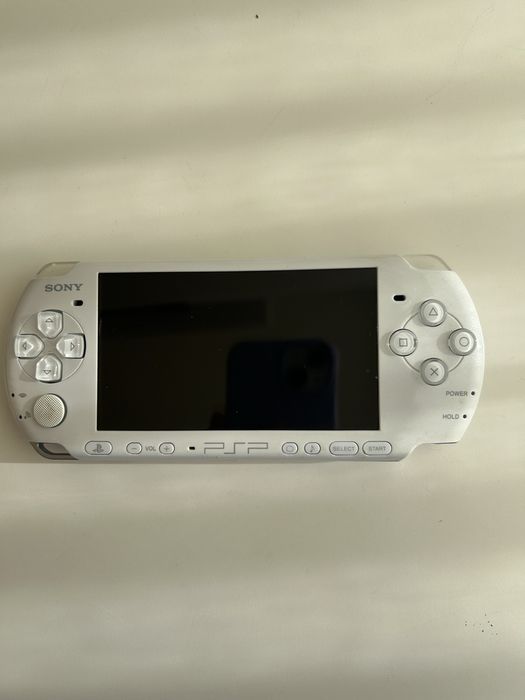 PSP branca brilhante com jogo