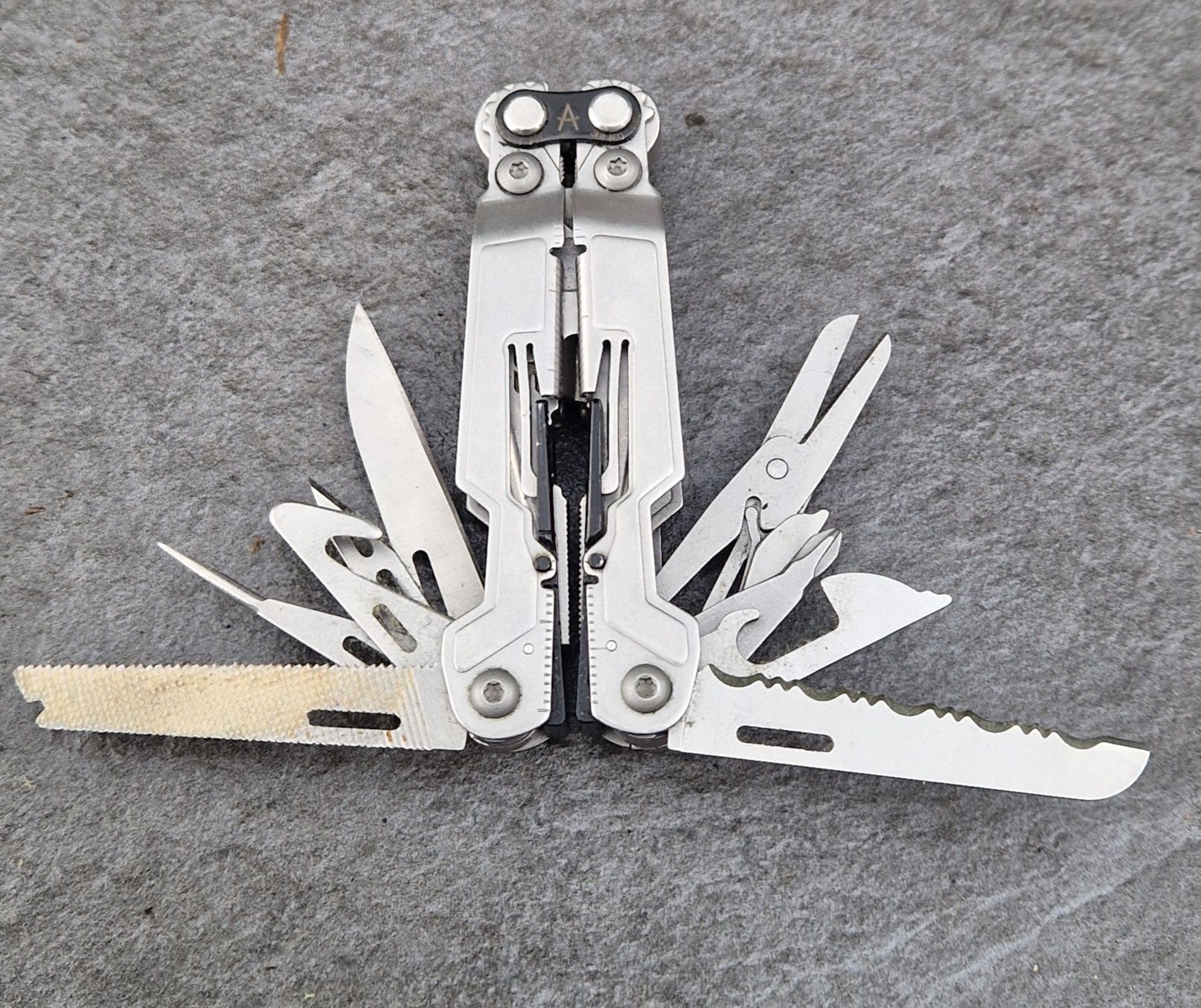 Multitool SOG Powerpint Scyzoryk 18W1 szczypce EDC
