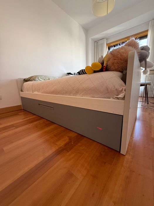 Cama individual do segunda cama em gavetão