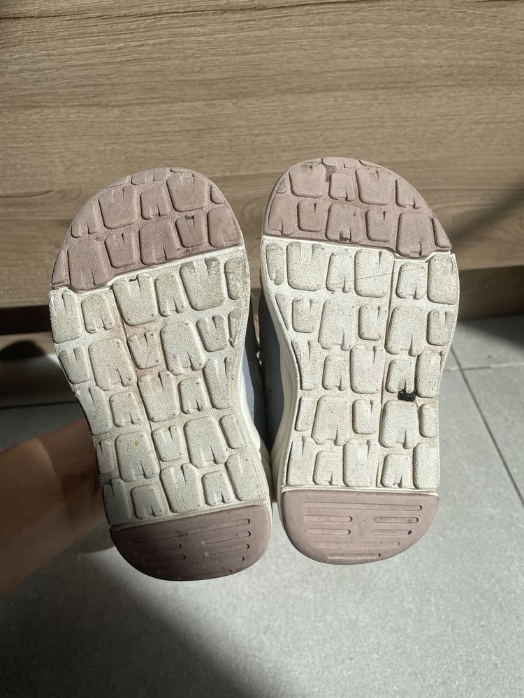 Продам дитячі кросівки lc waikiki 23