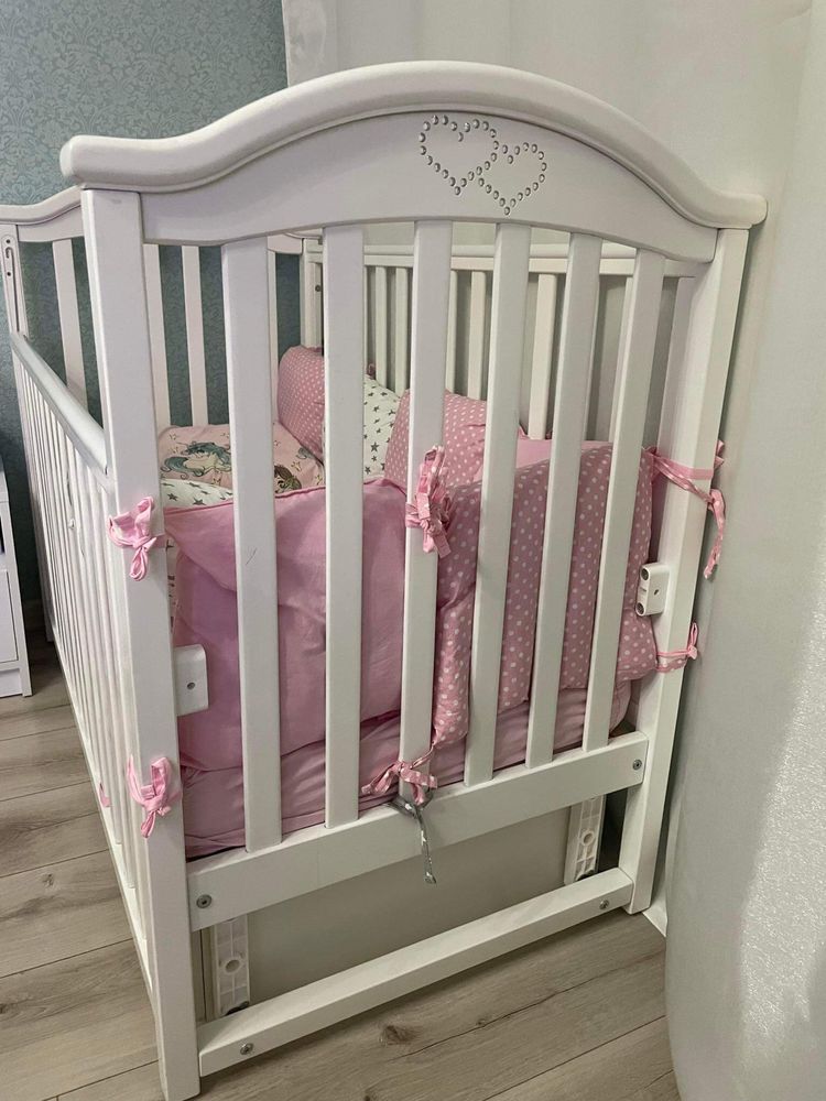 Дитяче ліжечко для дівчинки