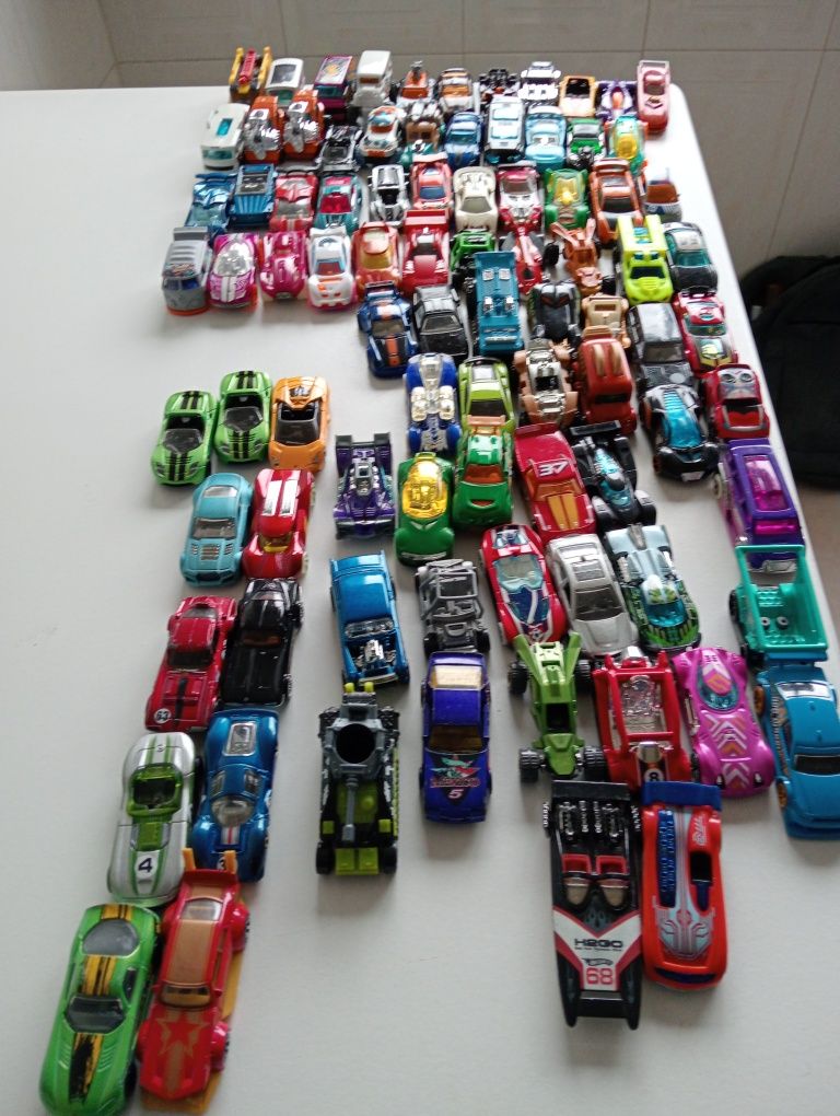 200 Carros hot wheels