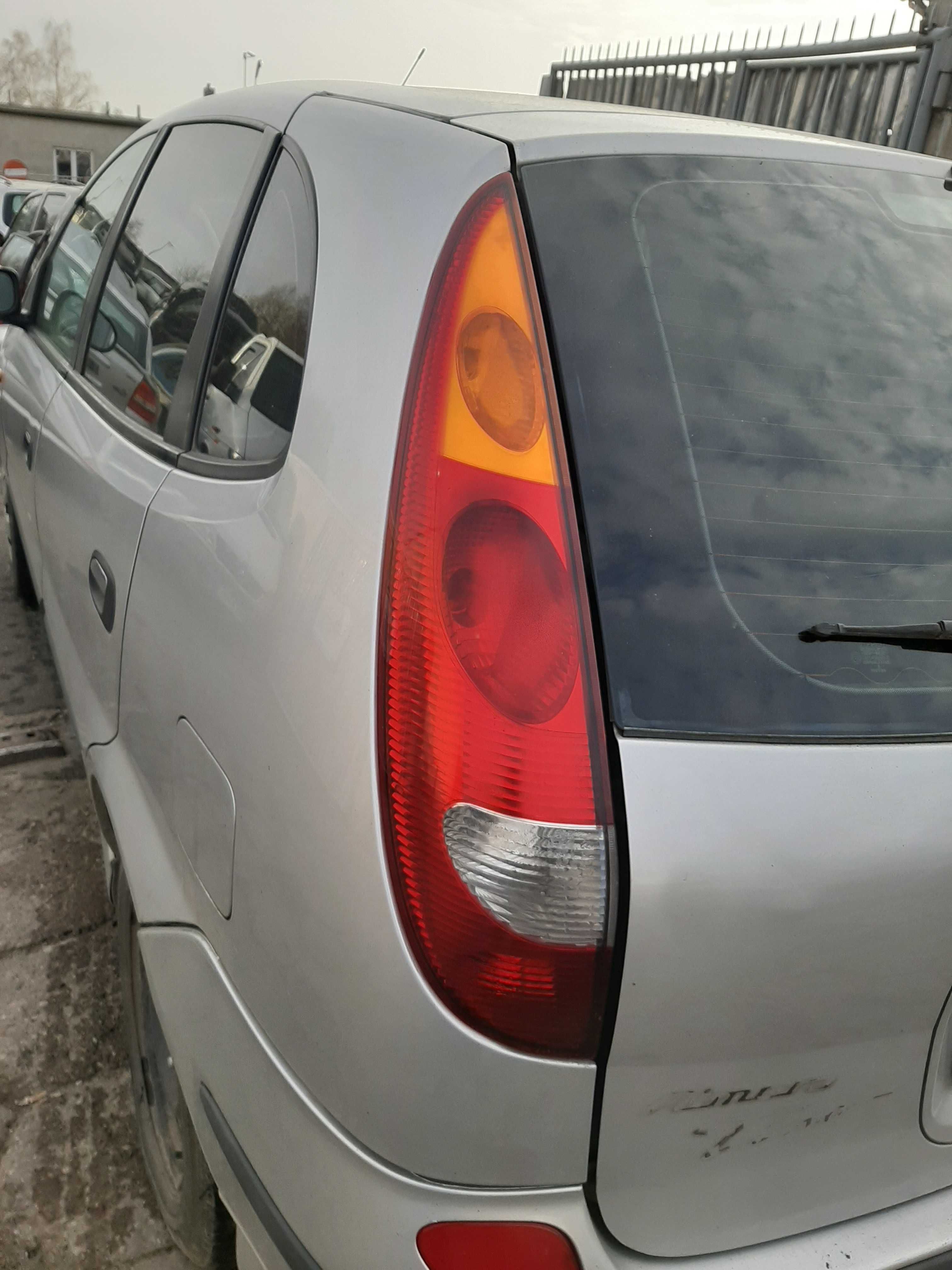 Nissan Almera Tino 2.2 dCi 84kW (115KM)  2003r.Lampa tylna lewa