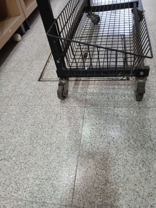 vende-se expositor com 4 cestas conforme foto em anexo
