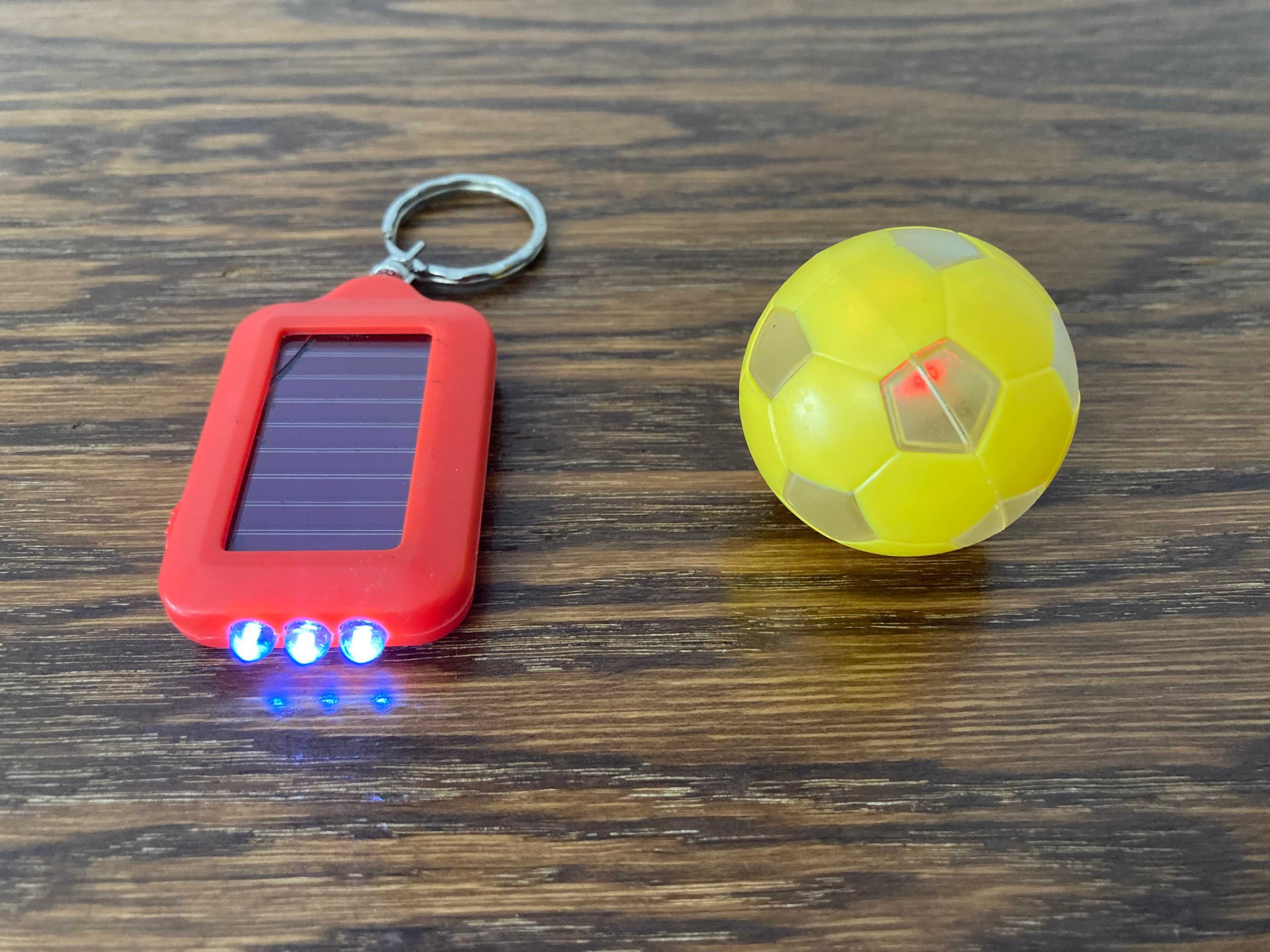 breloczki do kluczy - świecąca piłka nożna - breloczek latarka solar