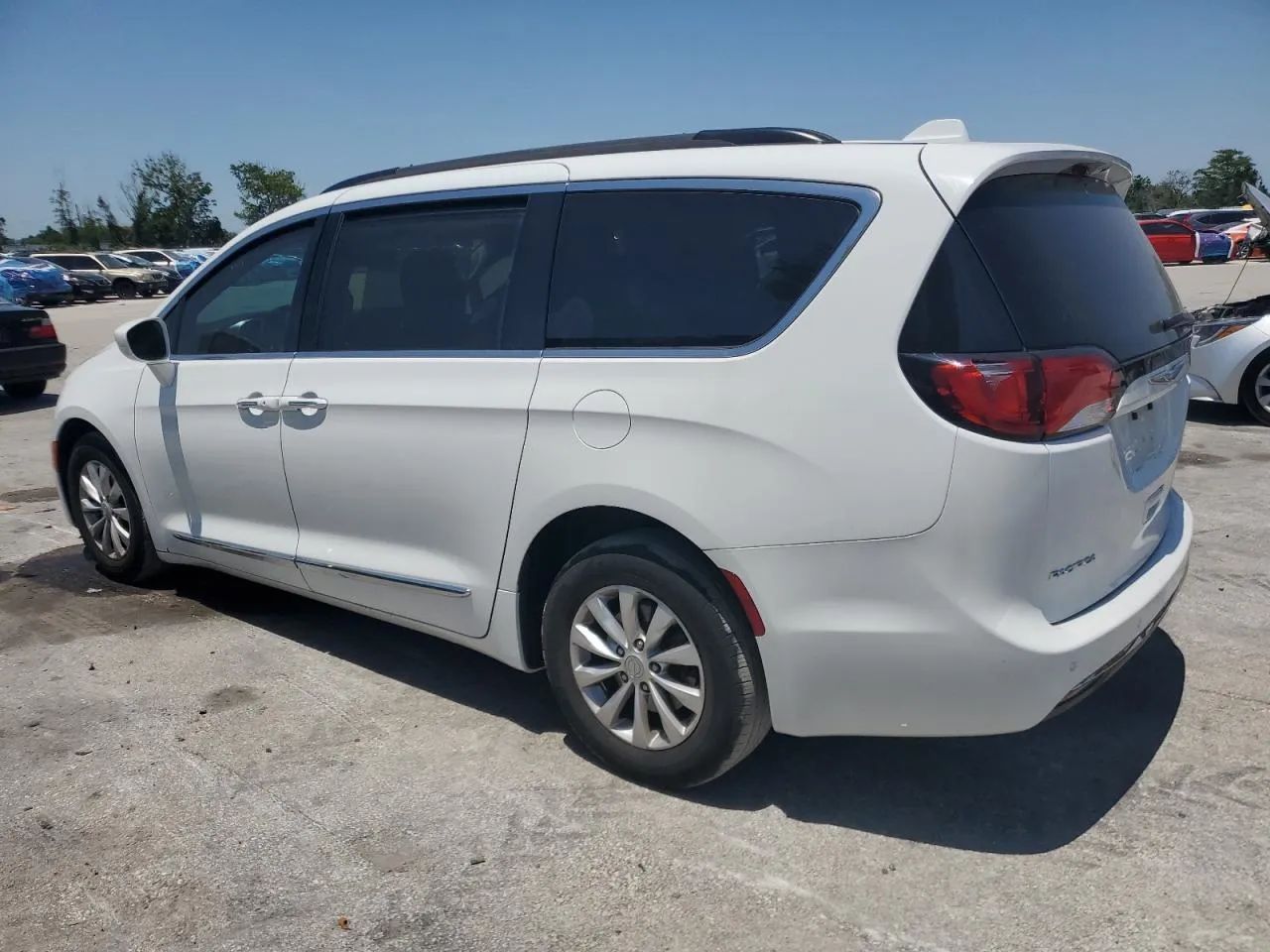 Chrysler Pacifica 2017 Chrysler Pacifica Touring L - Kupiony w Transporcie do Polski