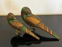 Pássaros em madeira com adornos em metal