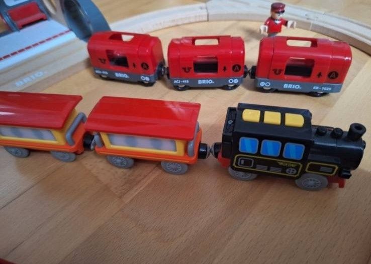 Brio - zestaw kolejka (tory, tunel, przystanek, 3 pociągi