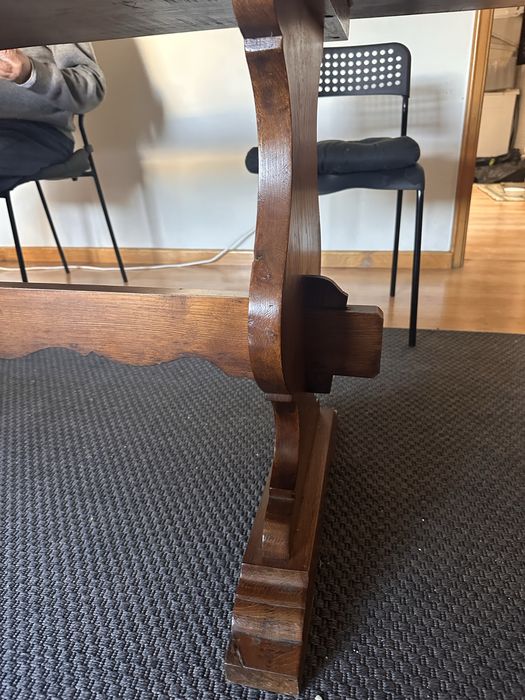 Mesa de madeira natural feita a mão