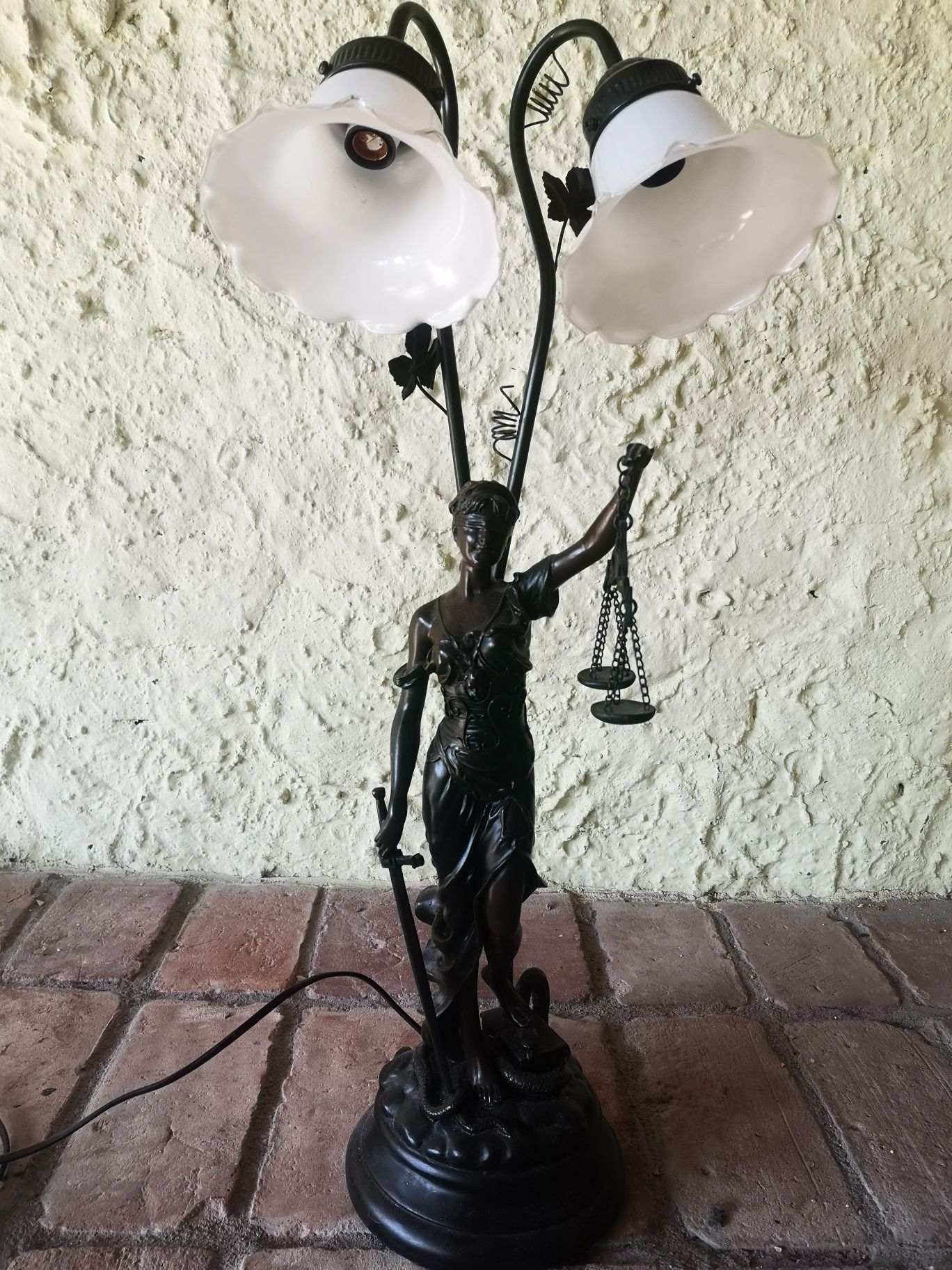Unikatowa lampka nocna z figurką Temidy.