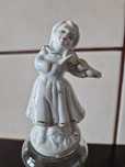 Porcelanowy aniołek ze skrzypcami figurka. 10 cm. Chiny