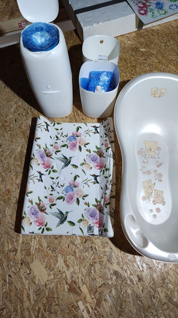 Zestaw Przewijak Flora + wanienka + 2x pojemnik na pieluchy Angelcare
