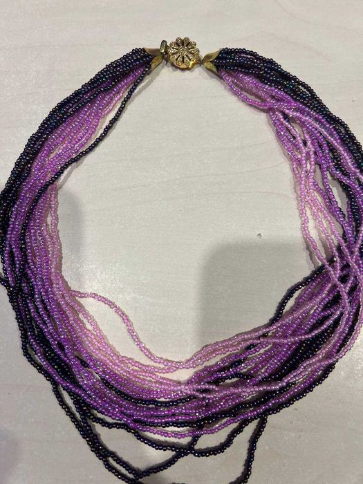 Ожерелье из бисера в сиренево-фиолетовых тонах