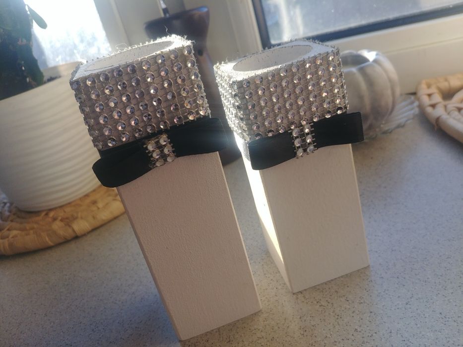 Dwa drewniane świeczniki