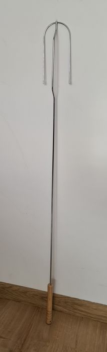 Szpikulec do kiełbasek na ognisko – metalowy, drewniana rączka 101,5cm