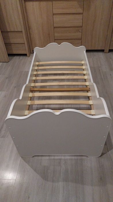 Lozko dziecięce biale 140x70 z materacem i stelarzem