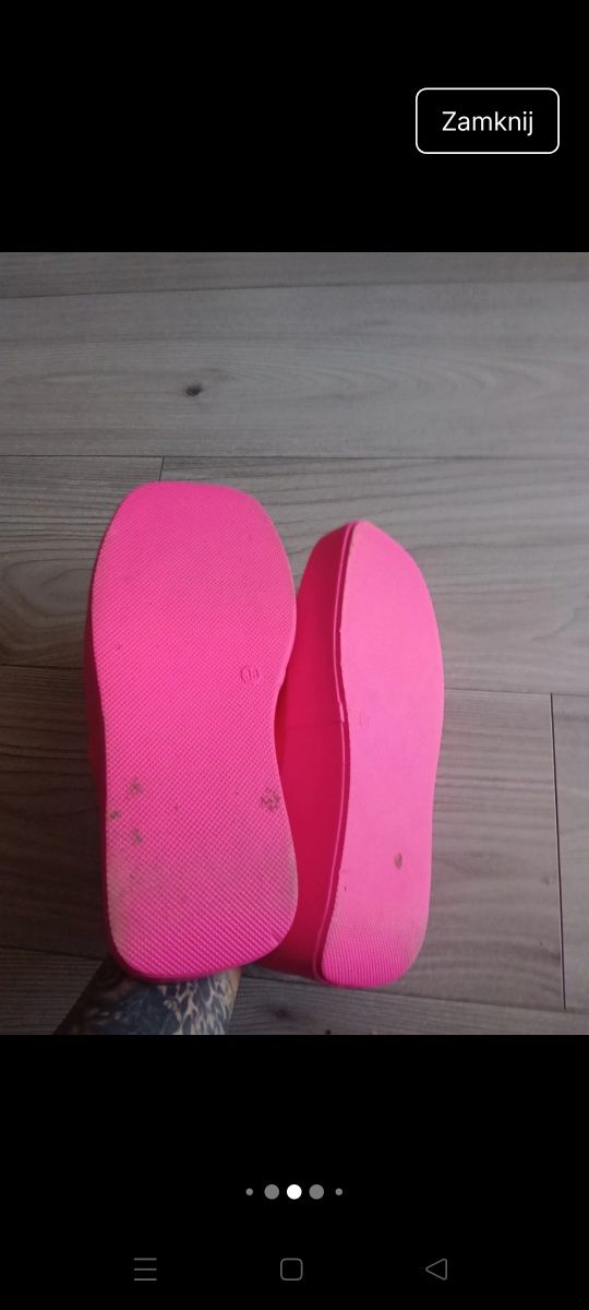 Neonowe klapki na platformie