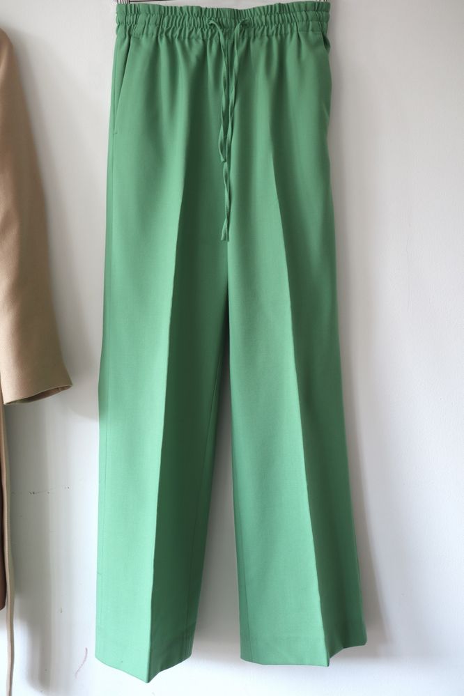 Arket Zielone garniturowe spodnie z elastycznym pasem 100% wełna