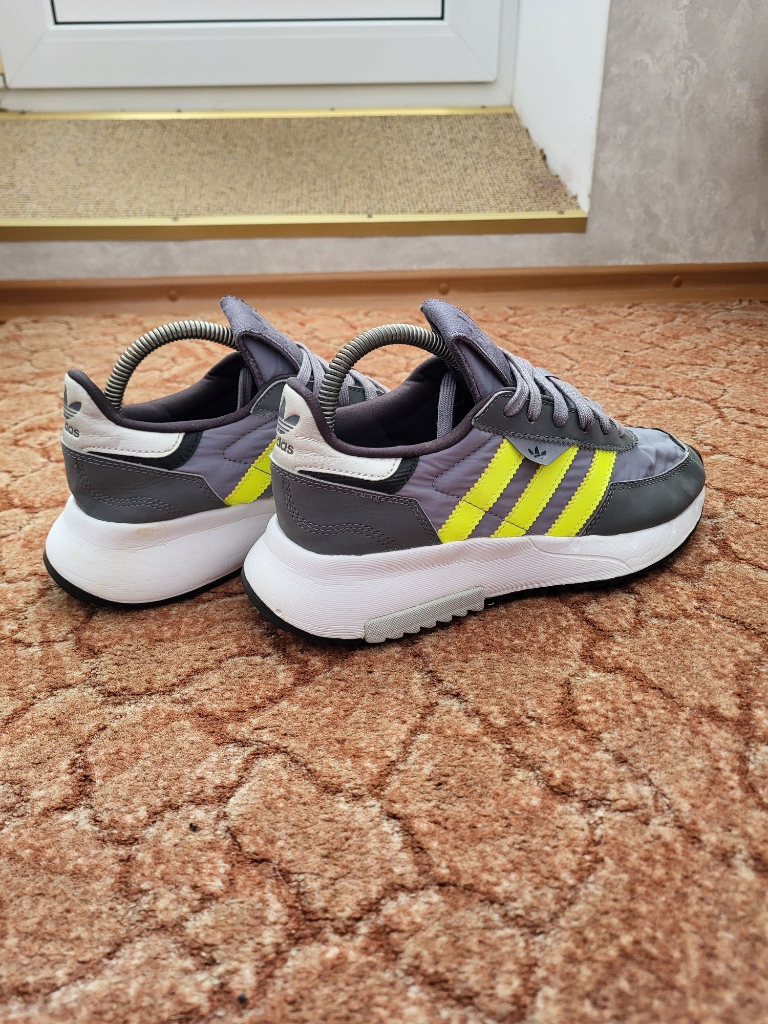 Оригинальные женские кроссовки Adidas Retropy