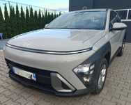 Hyundai Kona Lekko uszkodzony z prawej strony zderzak