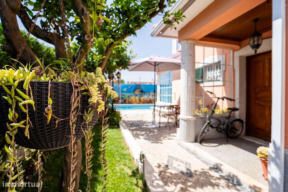 Moradia T4 em Porto Salvo com jardim e piscina