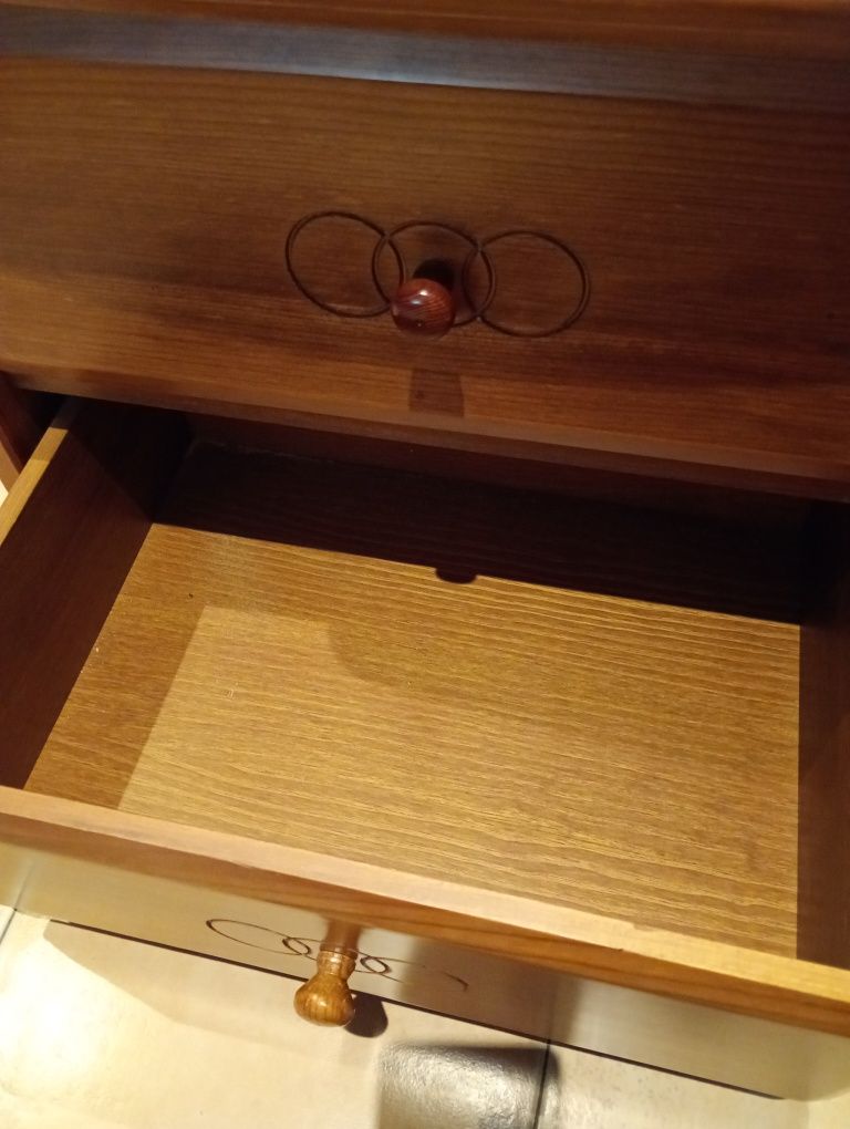 Mesa de cabeceira de madeira