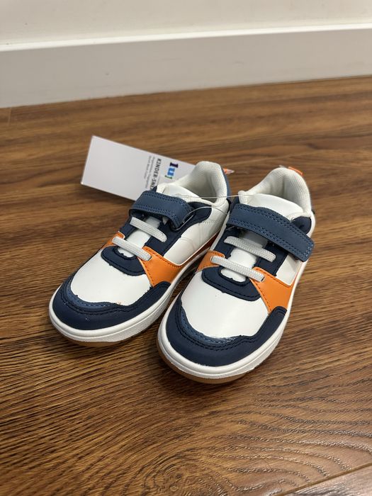 Білі стильні кросівки на липучках з синіми і оранжевими вставками