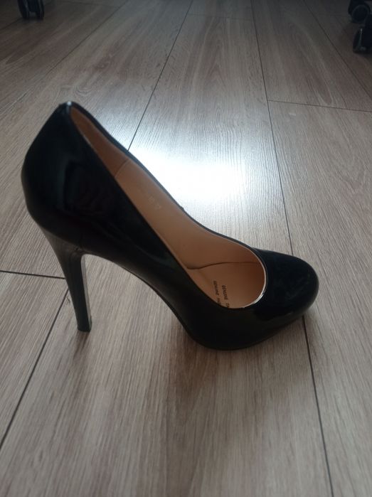 Туфлі лаковані на шпильці