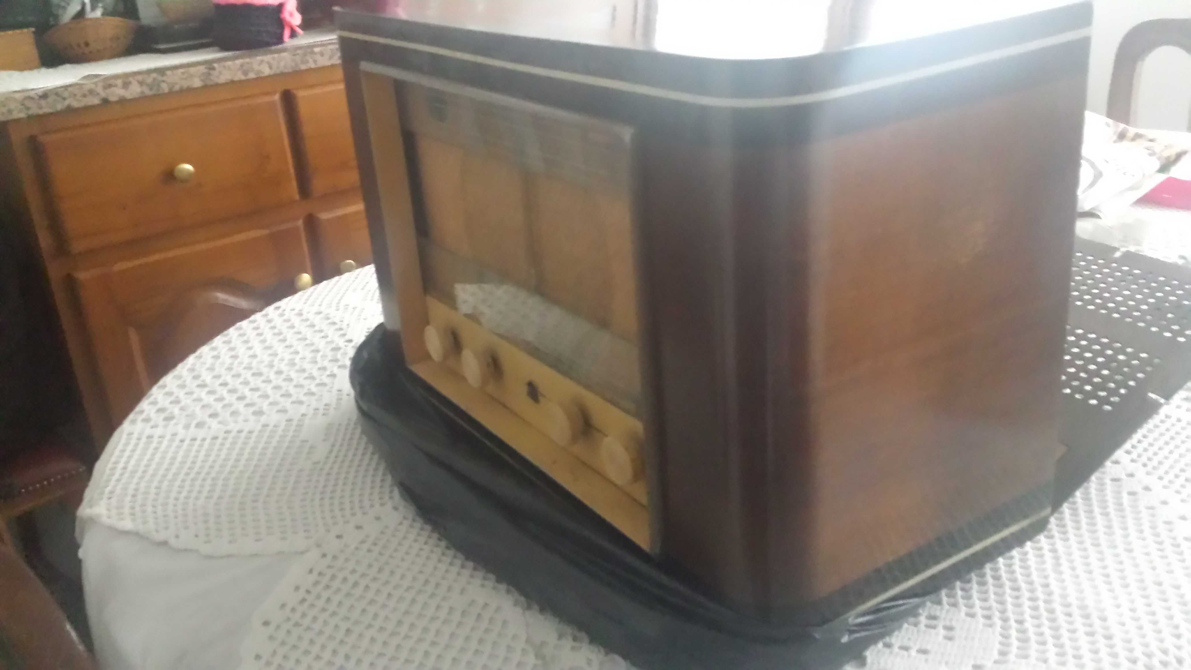 Rádio a Válvulas Radiola RA841A