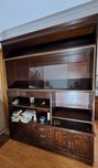 Móvel com prateleiras e gavetas e  vitrine.