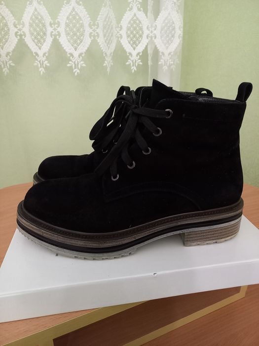 Зимове  жіноче  замшеве  взуття  на  цегейці, у  відмінному  стані.