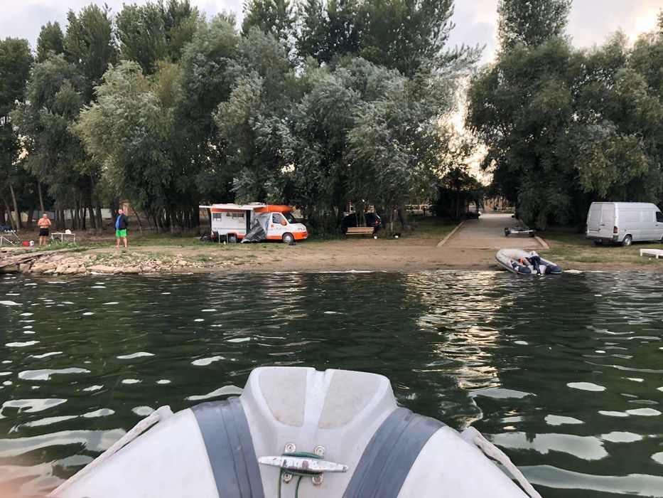 Відпочинок на Дністрі. Будинки і басейн на першій лінії.