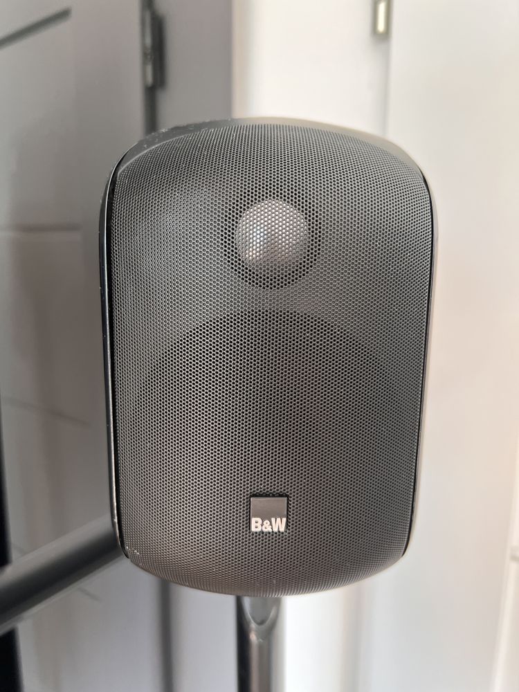 Kolumny Bowers & Wilkins M1 na standach