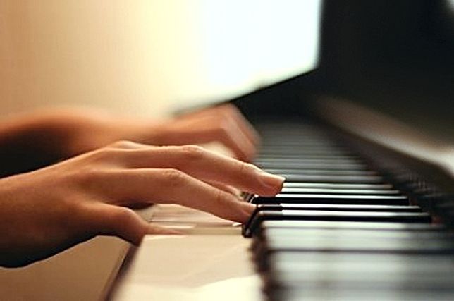 Обучение игры на фортепиано и электросинтезаторе в музыкальной школе.