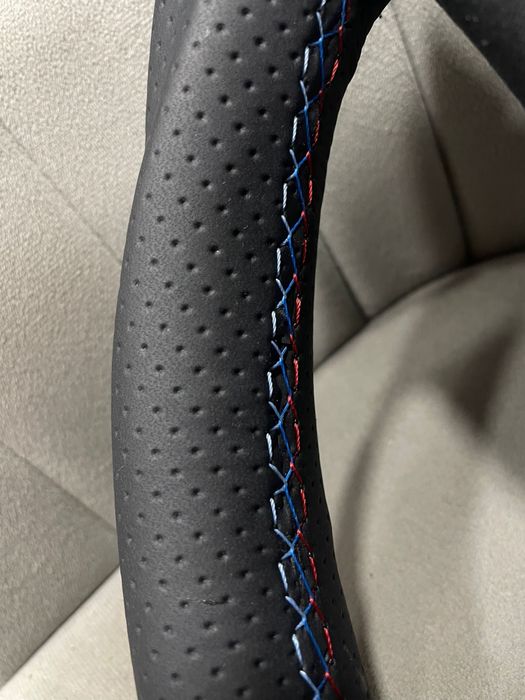 Apresentamos  volante BMW E 60  estofado em pele perfurada e pele liza