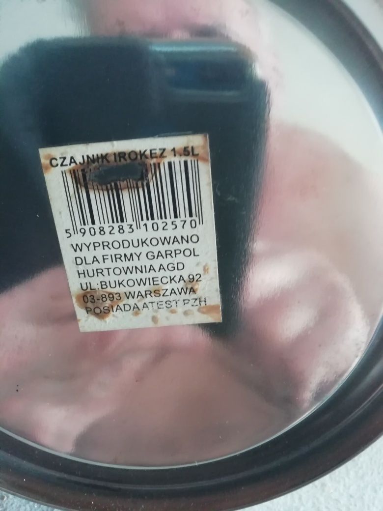 mały, nowy czajnik z gwizdkiem