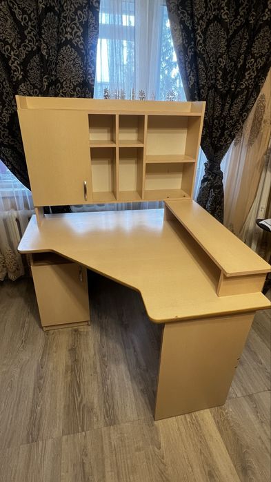 Угловой компьютерный стол