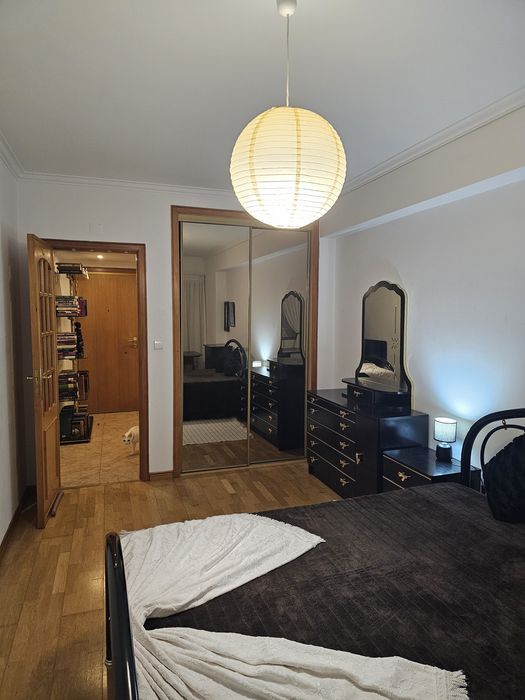 Alugo quarto espaçoso mobilado com tv