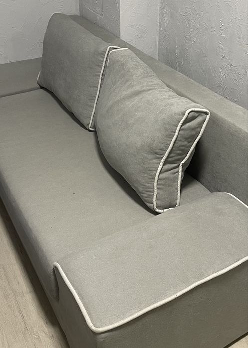 Диван сірого кольору