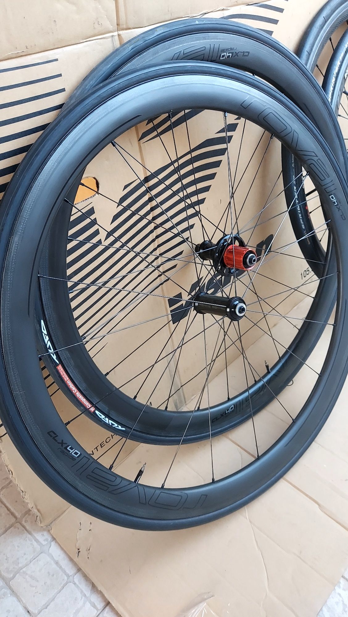 Rodas carbono Roval CLX40 e Zipp 202